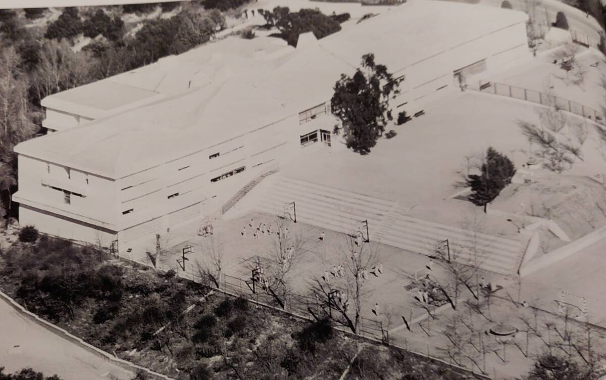 Las canchas de baloncesto del Colegio Bérriz antes de poner la cubierta